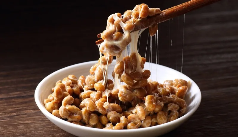 Món natto Nhật Bản là thực phẩm chứa vitamin K2 tự nhiên giúp bảo vệ thành mạch máu hiệu quả.