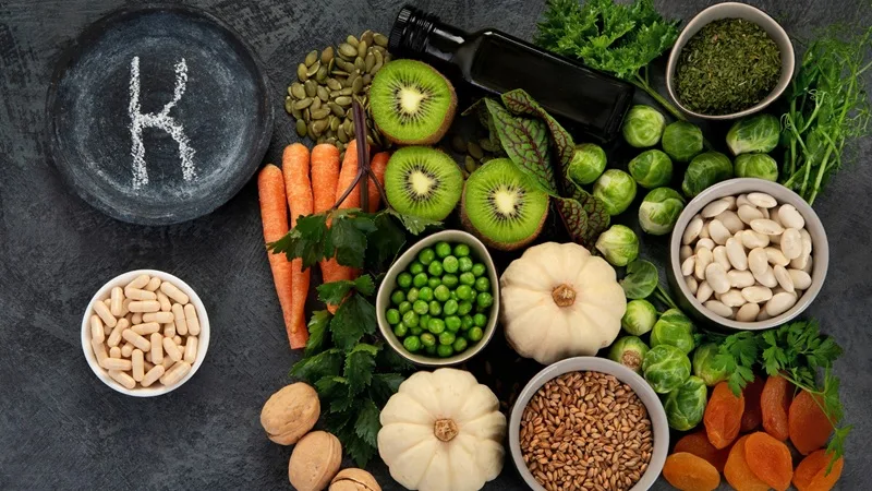 Nên kết hợp các thực phẩm chứa vitamin K với chất béo lành mạnh để tối ưu hóa khả năng hấp thụ của cơ thể.