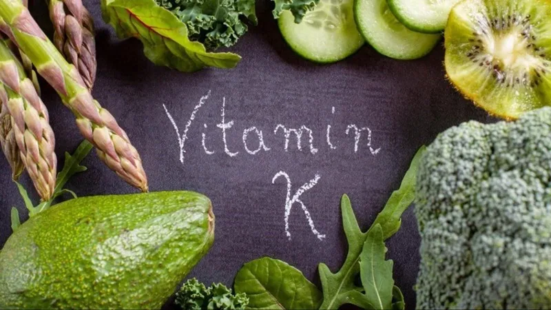 Vitamin K đóng vai trò cốt lõi giúp gắn canxi vào xương và điều hòa quá trình đông máu.